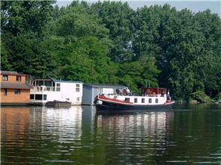 www.vaarmij.nl Rondvaart Amsterdam Maak een prachtige rondvaart op een historisch IJveer of Rondvaartboot