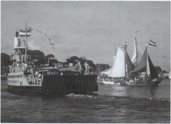 www.vaarmij.nl Rondvaart Amsterdam Maak een prachtige rondvaart op een historisch IJveer of Rondvaartboot