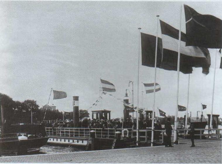 www.vaarmij.nl Rondvaart Amsterdam Maak een prachtige rondvaart op een historisch IJveer of Rondvaartboot