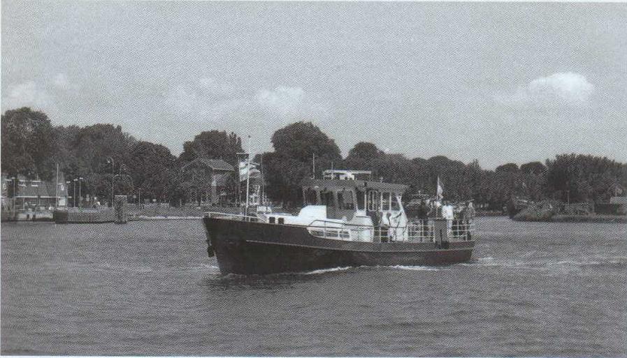 www.vaarmij.nl Rondvaart Amsterdam Maak een prachtige rondvaart op een historisch IJveer of Rondvaartboot