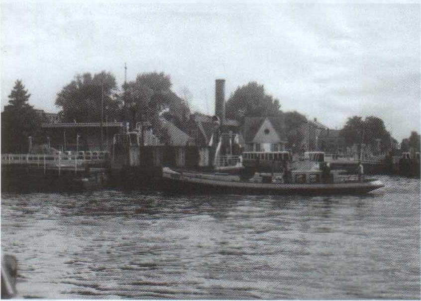 www.vaarmij.nl Rondvaart Amsterdam Maak een prachtige rondvaart op een historisch IJveer of Rondvaartboot